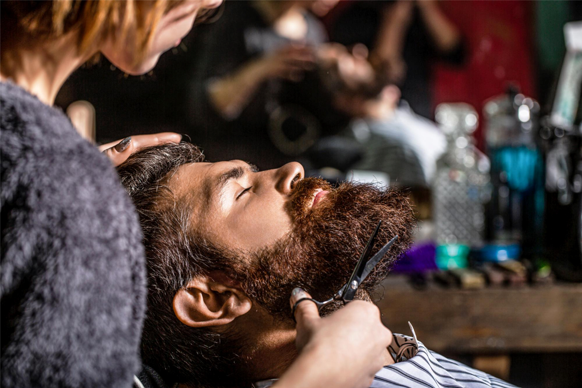 Jak dbać o brodę. Poznaj sposoby na pielęgnację zarostu